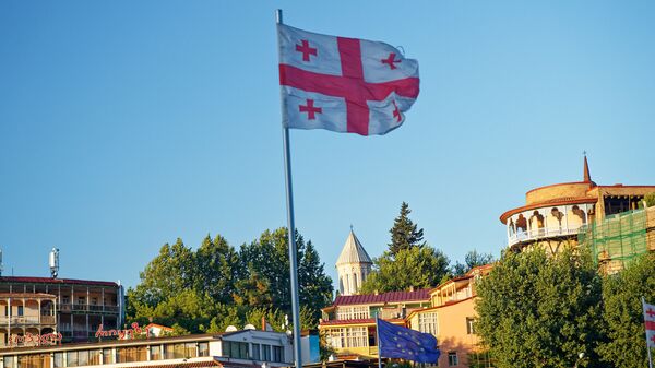 Флаг Грузии на площади Европы в центре Тбилиси - Sputnik Грузия