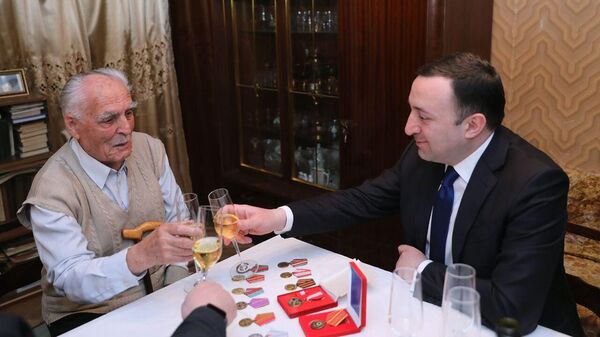Премьер-министр Ираклий Гарибашвили поздравил 100-летнего ветерана с Днем Победы - Sputnik Грузия