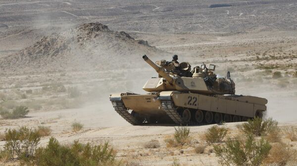 Танк M1 Abrams на полигоне в Форт-Ирвине, Калифорния - Sputnik Грузия