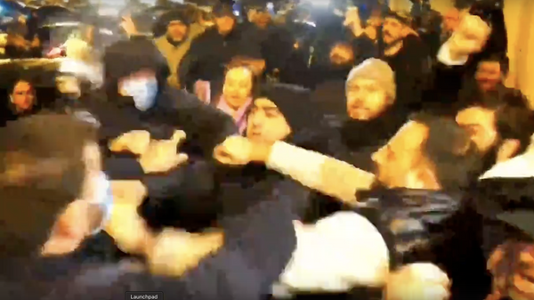 Стычки протестующих с полицией на площади Свободы в Тбилиси - видео - Sputnik Грузия