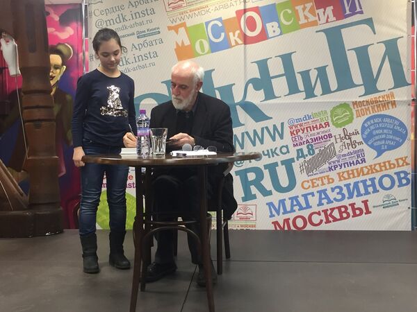 Дональд Рейфилд подписывает книгу на ее презентации в Москве Дональд Рейфилд подписывает книгу на ее презентации в Москве - Sputnik Грузия