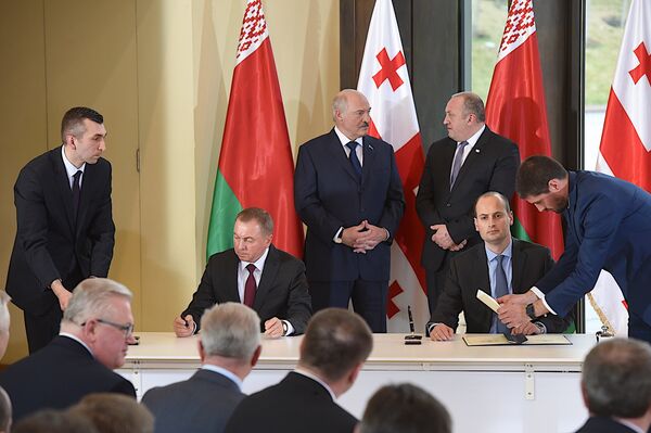 Президенты Беларуси и Грузии Александр Лукашенко и Георгий Маргвелашвили на церемонии подписания документов Президенты Беларуси и Грузии Александр Лукашенко и Георгий Маргвелашвили на церемонии подписания документов - Sputnik Грузия